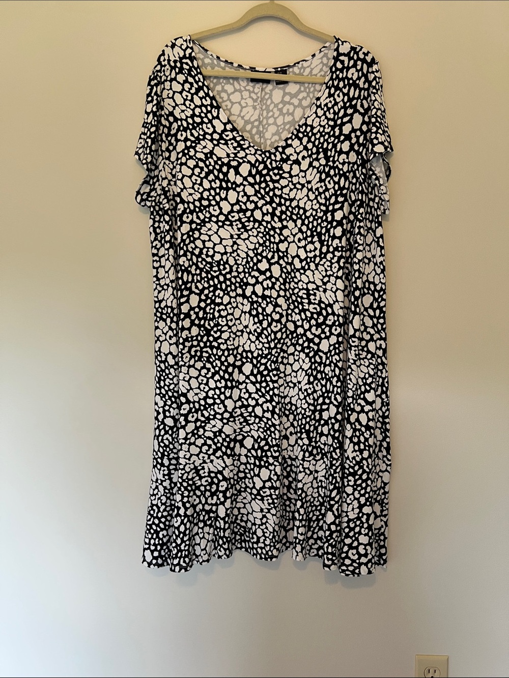 Rachel Zoe Black and White Printed V-Neck Midi Dress
